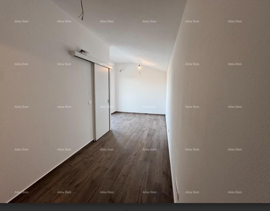 Luksuzan dvoetažni stan s pogledom na more i prostranom terasom u Zambratiji 13