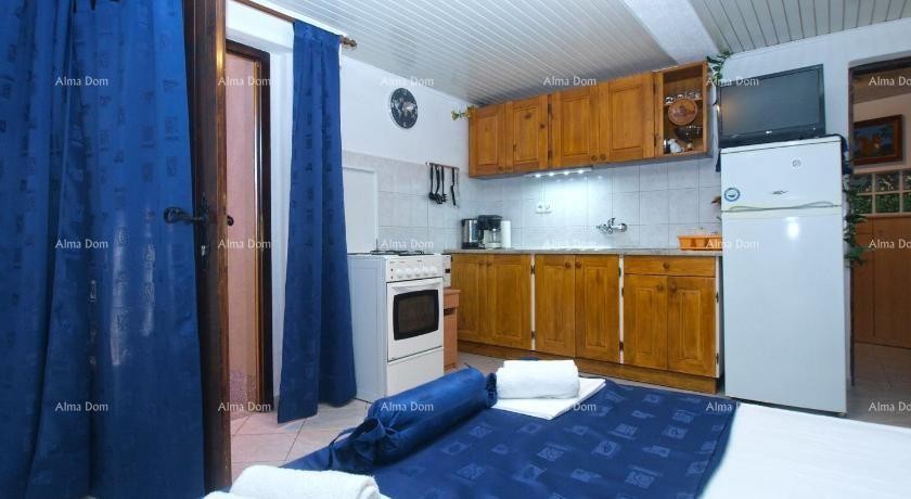 KUĆA SA TRI  APARTMANA,  MEDULIN 21