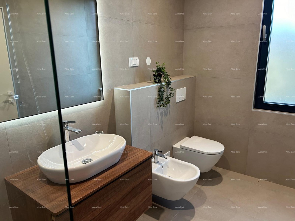 Vendesi una casa moderna con piscina situata in un idilliaco villaggio vicino a Rovigno. 13