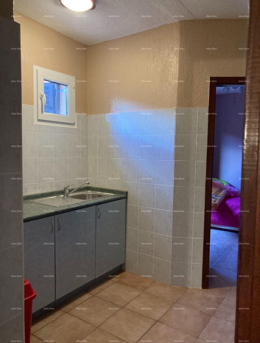 Prodaja - Prvi red do mora! Moderna, prostrana kuća s 4 zasebna stana, garažom i vezom, Rogoznica. 20