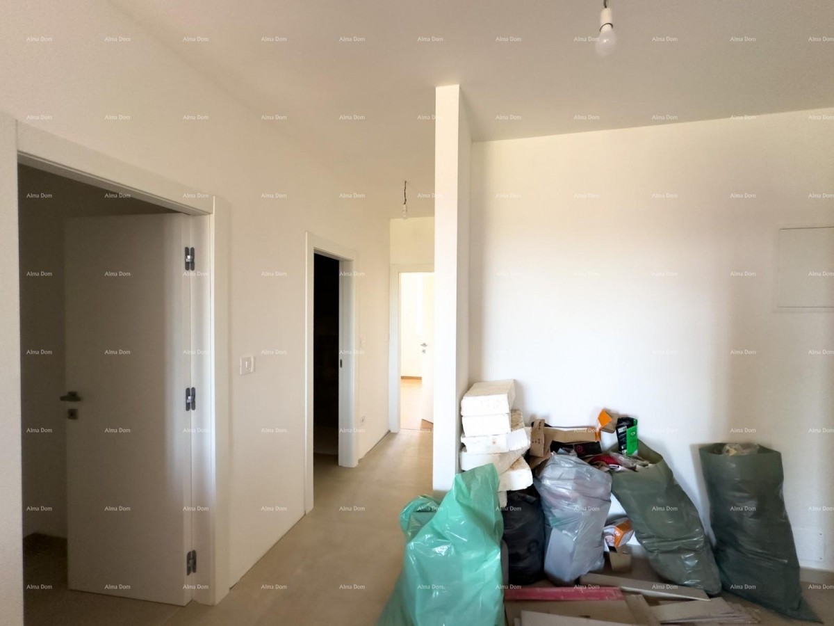 We are selling an apartment with a garden in Barban. 5