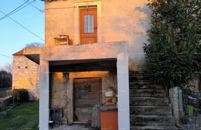 Sale of a renovation house with construction land, near Poreč, Žbandaj!