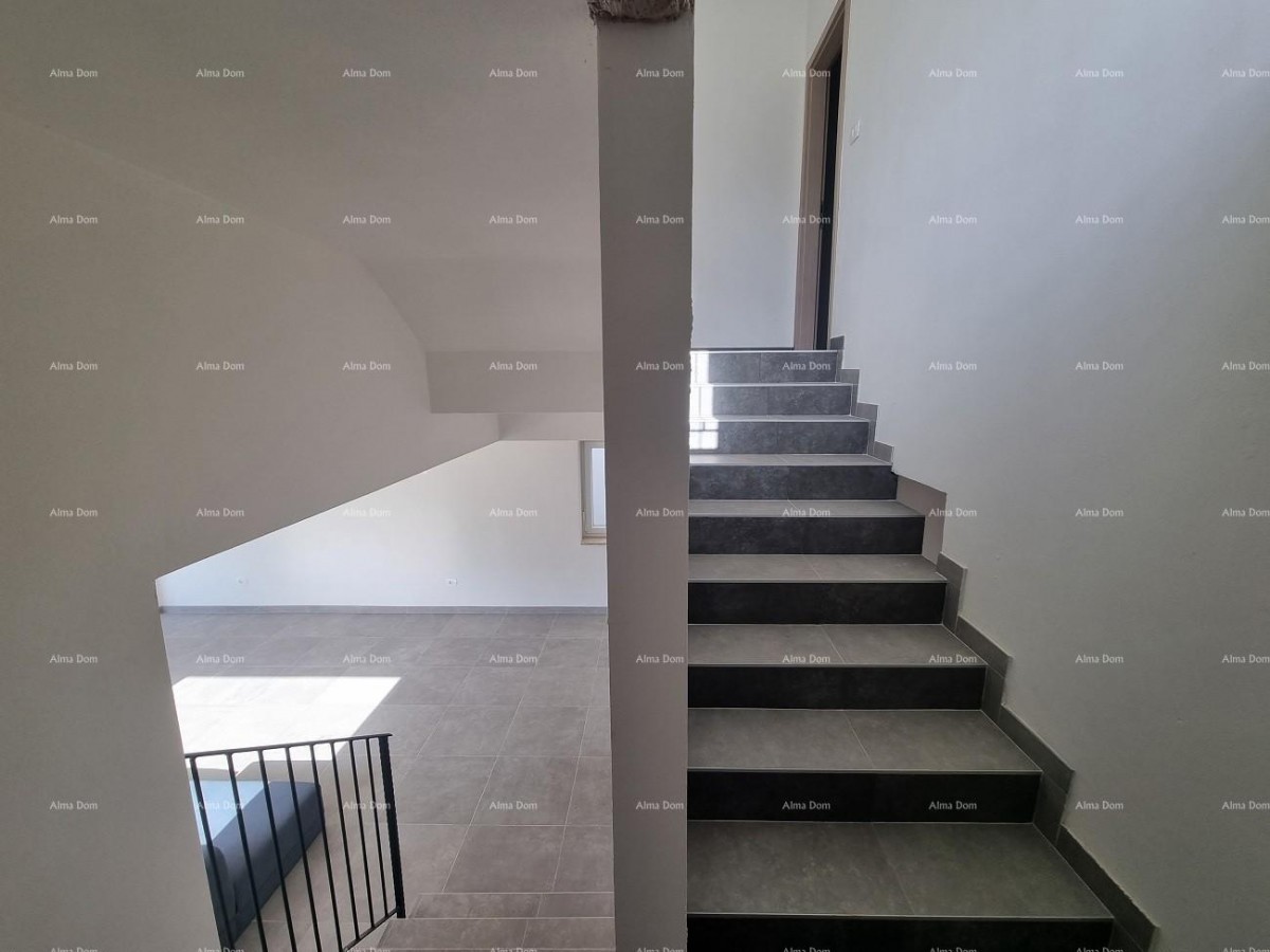 Sovremennyj djupleks dom s krovnoj terasoj i panoramnym vidom na more 14