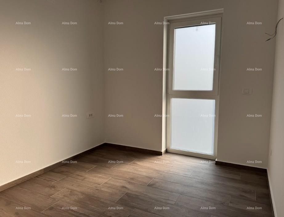 Luksuzan dvoetažni stan s pogledom na more i prostranom terasom u Zambratiji 10