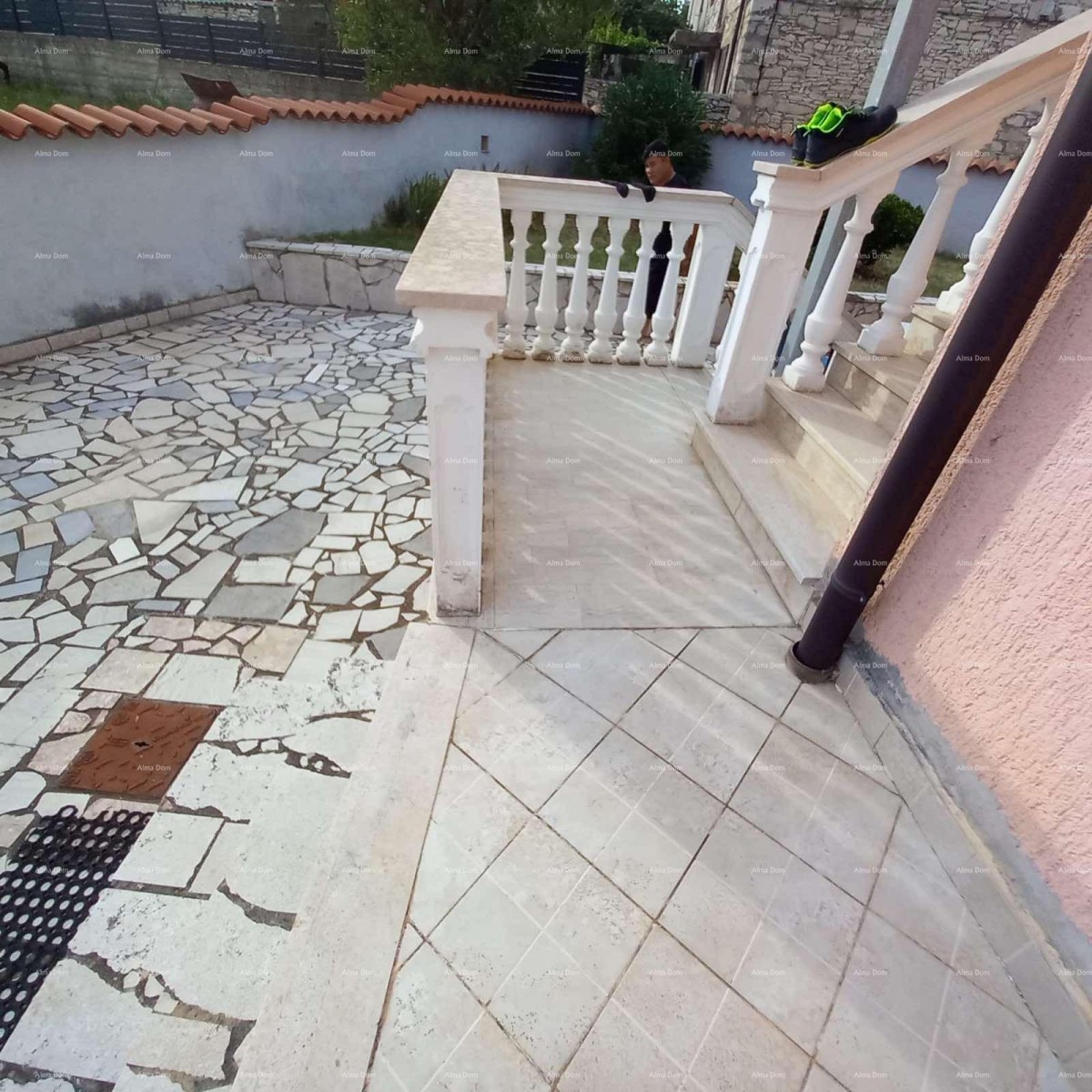 Prodaja, Ližnjan , kuća u nizu sa tri apartmana. 48