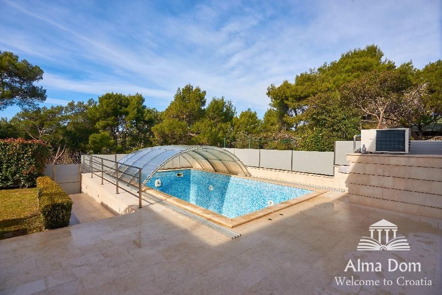 Prima filla-villa con garage e la piscina 4
