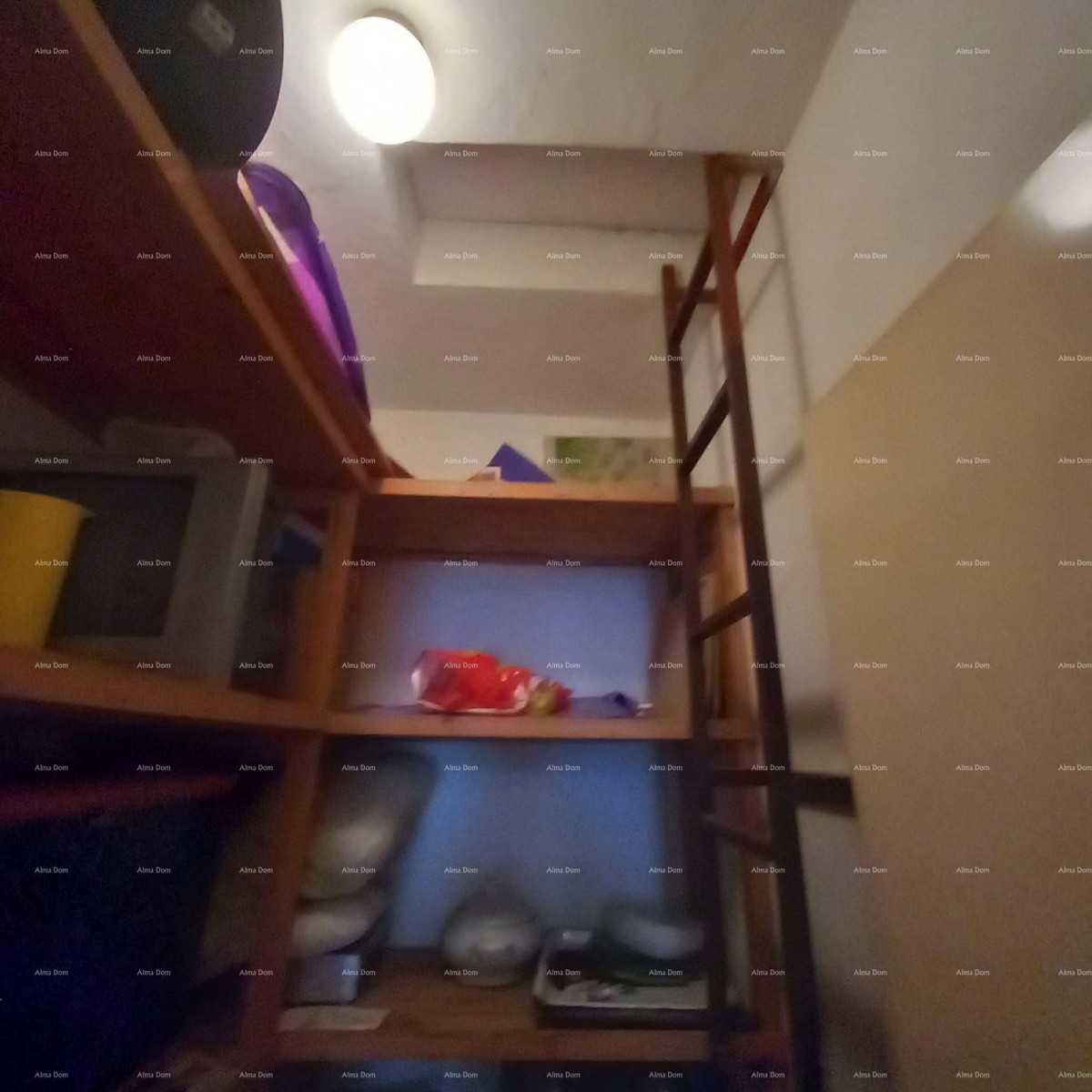 Prodaja, Ližnjan , kuća u nizu sa tri apartmana. 43