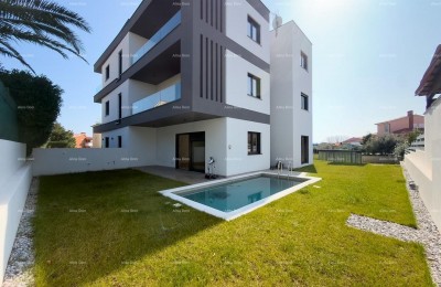 RESERVED - PREMANTURA - stanovanje z vrtom in bazenom, 500 m do morja (101)