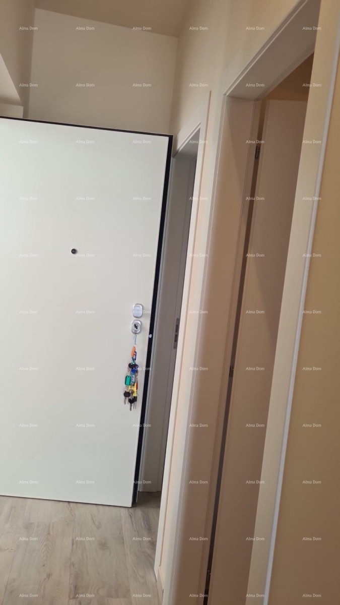 Moderen apartma v bloku E, s parkirnim mestom in shrambo v bližini Umaga! 12