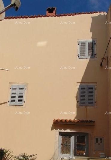 Casa spaziosa a Marčana con tre piani e giardino in vendita. 2