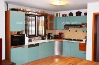 Vendita di una bella casa a duplice famiglia con garage, nei dintorni di Poreč! 7