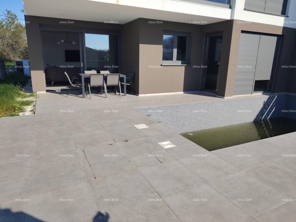 Eccellente appartamento trilocale con giardino e piscina, arredato 2