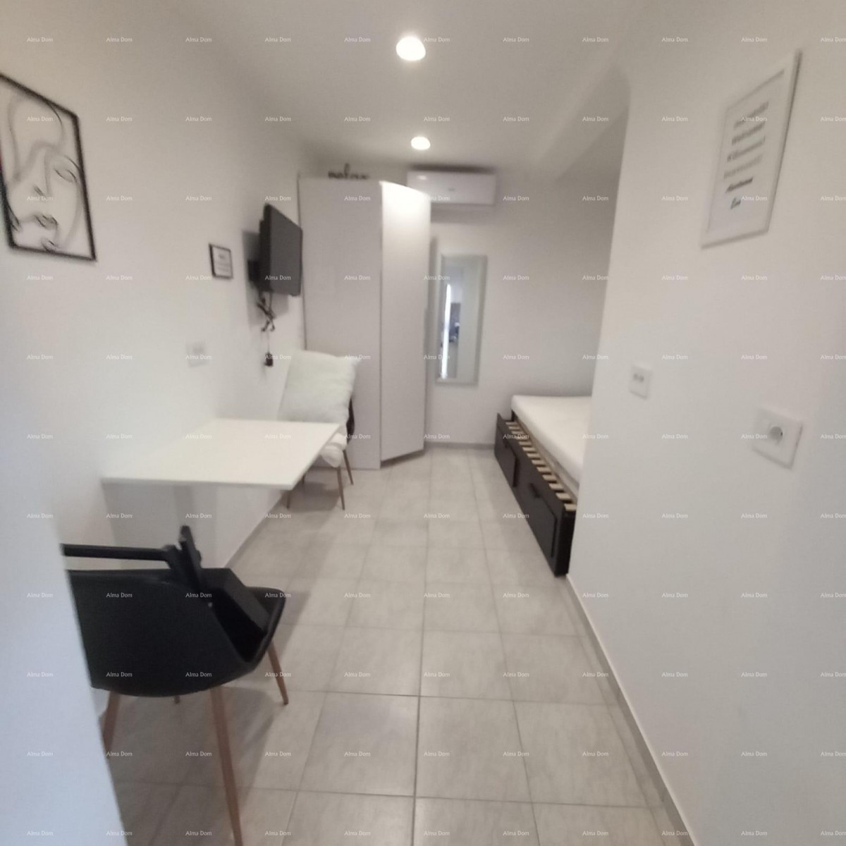 Pješčana Uvala, 200 meters from the beach and sea, a charming house with three apartments. 14