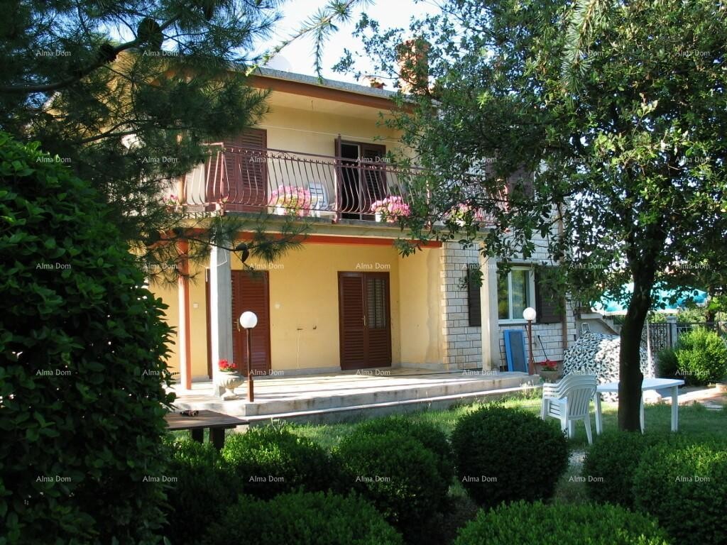 Kuća s tri stana i velikim zemljištem okružena vinogradima i maslinicima 1