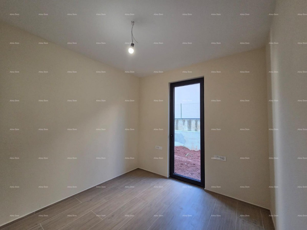 Dvosoban stan s velikim vrtom 100 metara do rive. 24