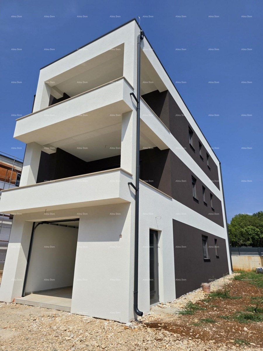 Moderni stan u novogradnji, USJELJIV, 500 m od mora translates to Italian as: 1