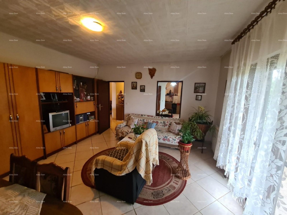 Prodamo hišo z velikim dvoriščem, Jadreški 13