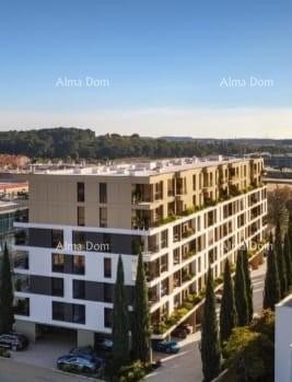 REYERVIRAN!!! Pula! Višestambena, moderna zgrada s liftom, blizu centra. Stan s parkirnim mjestom.S63 5