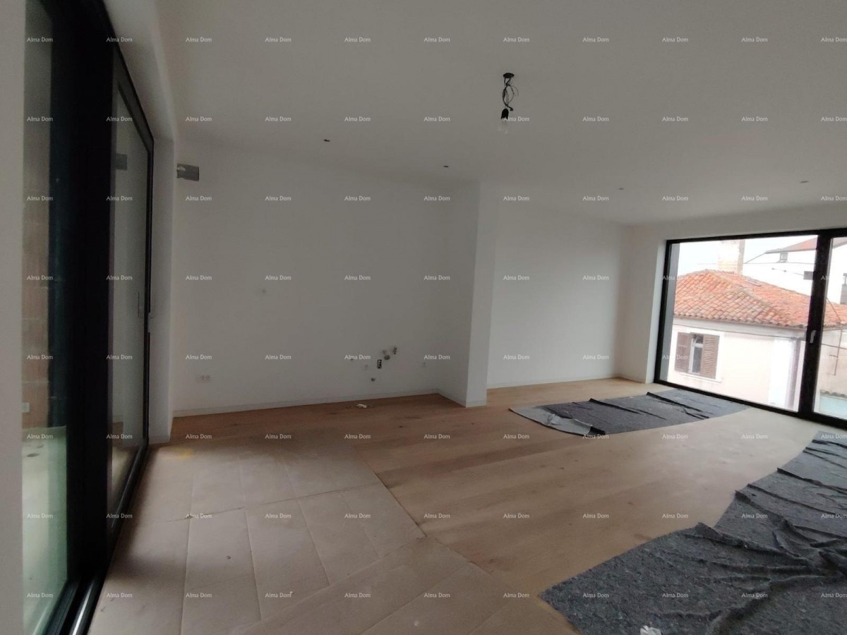 Продажа квартир в жилом и коммерческом здании с видом на море, центр Умага! / S9 8