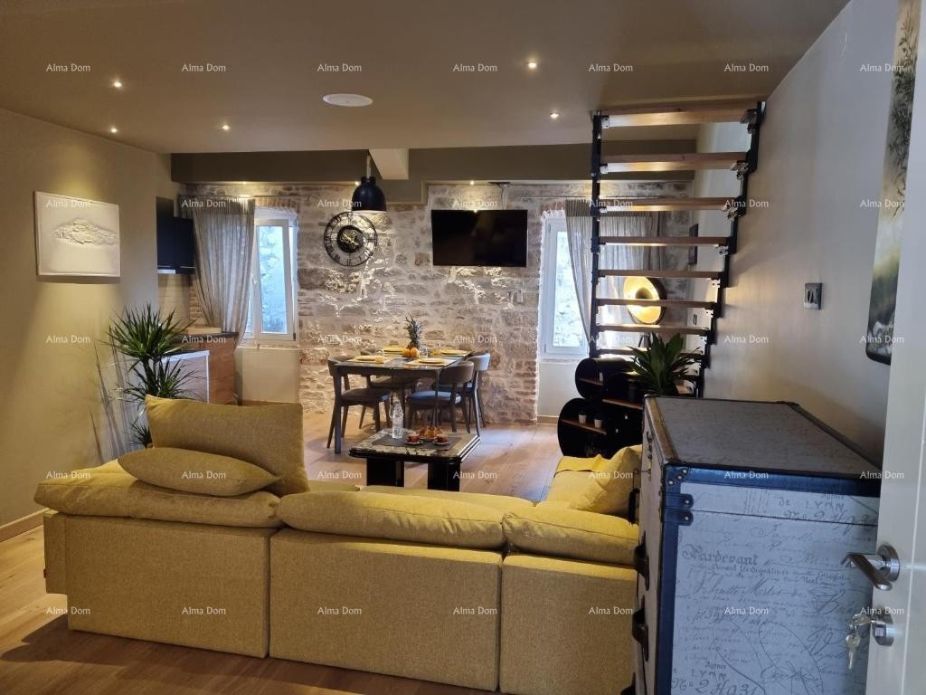 Vendita - Elegante appartamento su due piani nel centro storico della città, Rovigno! 5
