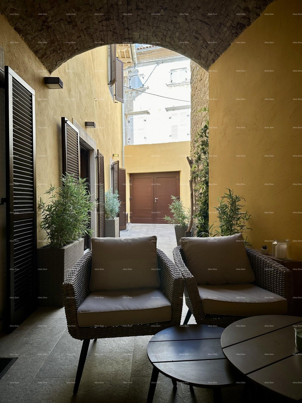 Čudovita hiša s tremi etažiranimi apartmaji v starem mestnem jedru Poreča! 2