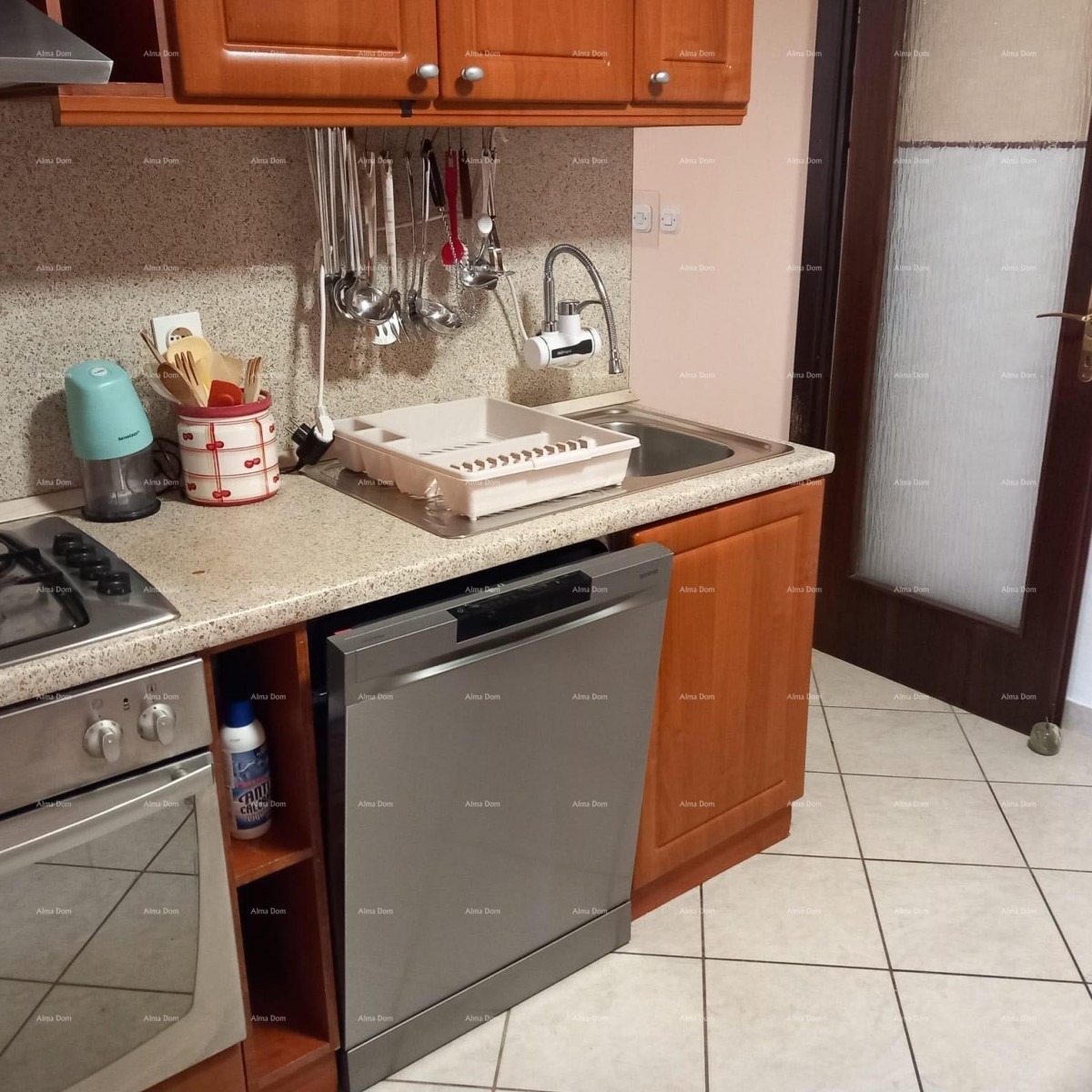 Prodaja kuće s dvorištem i parkirnim mjestima, Pula! 4