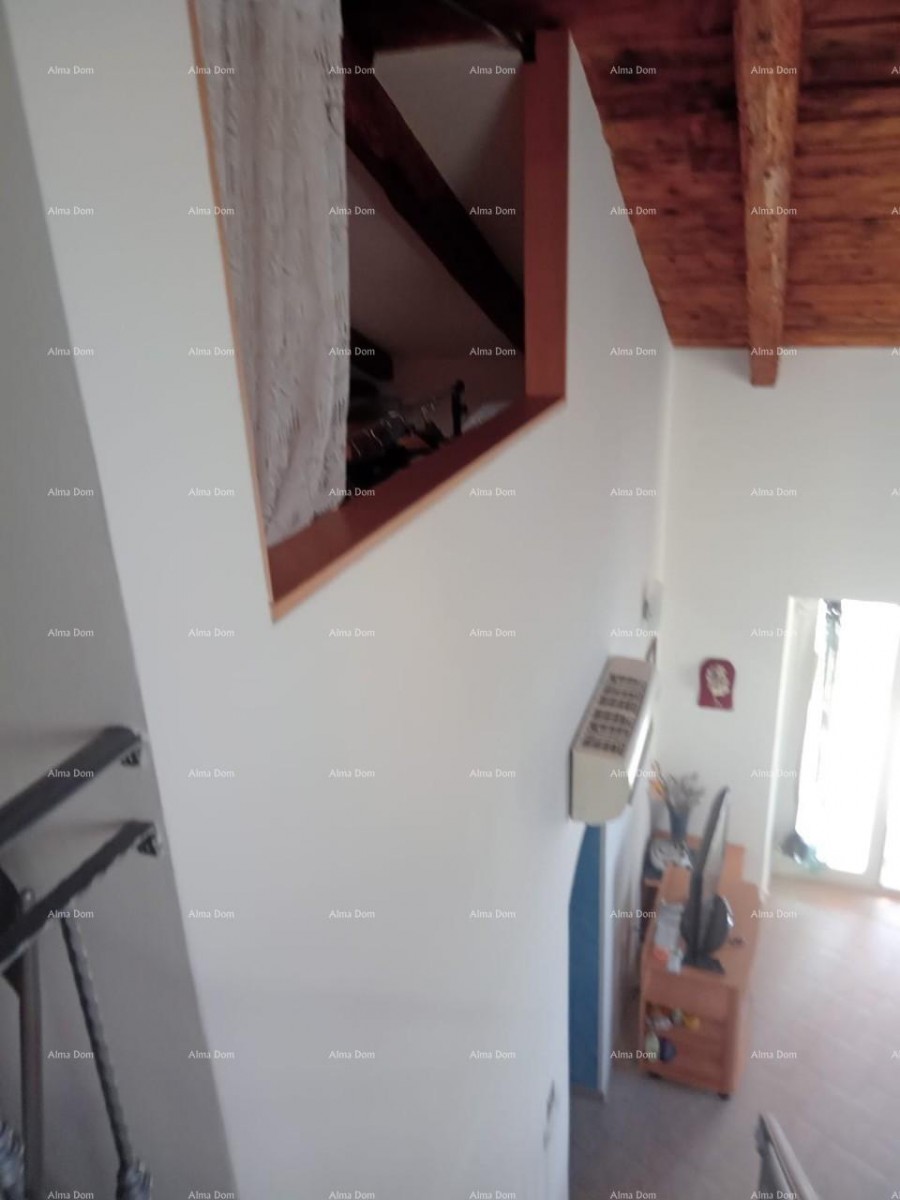 Близость города Умага. Продается дуплексный дом площадью 123,65 м² на самом берегу моря, в 10 метрах от моря. 12