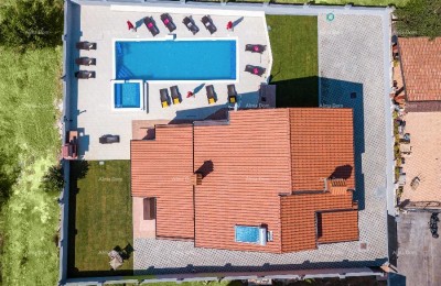 Valdebek. Samostoječa hiša s bazenom in jacuzzijem! Bližina centra mesta Pule.