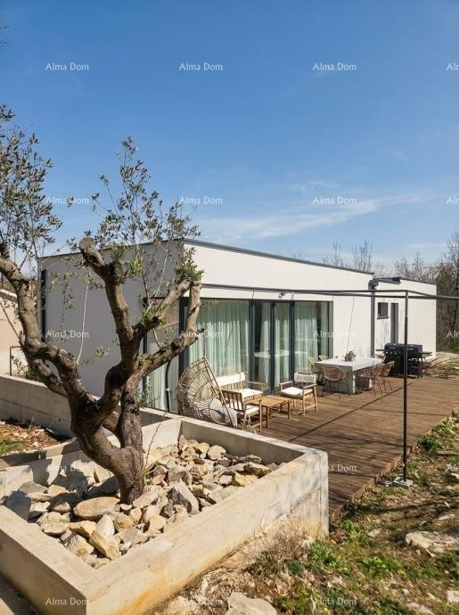 For sale: single-story house in a quiet part of Labin. 2