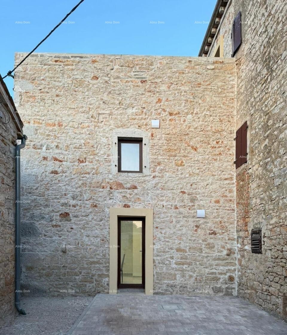 POREČ, Renovirana kamena kuća s pogledom na more 1