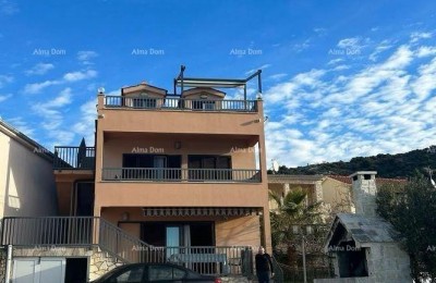 Prodaja - Prvi red do mora! Moderna, prostrana kuća s 4 zasebna stana, garažom i vezom, Rogoznica.