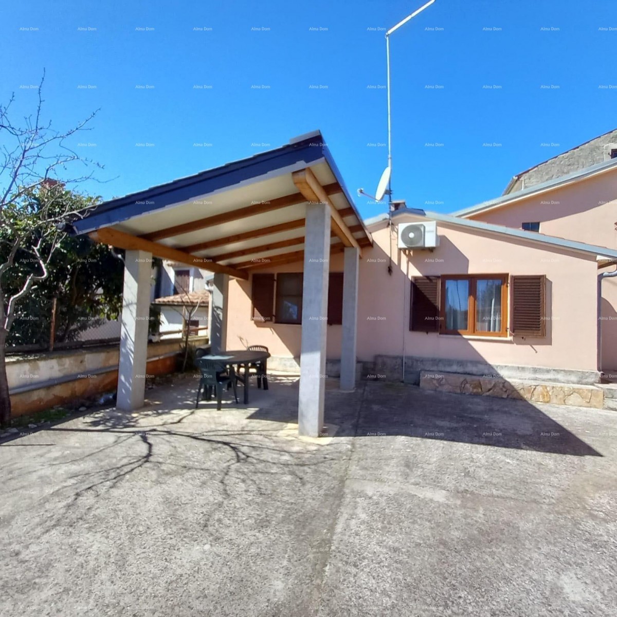 Prodaja kuće s dvorištem i parkirnim mjestima, Pula! 2