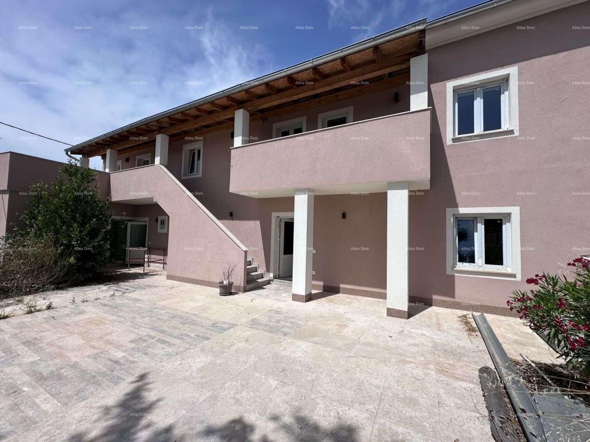 Продается фантастический дом с тремя квартирами в Медулине! 1