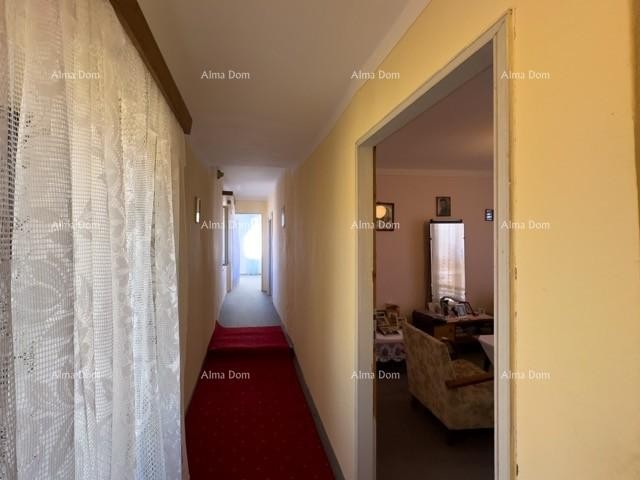 We are selling a large detached house with a spacious yard! 20