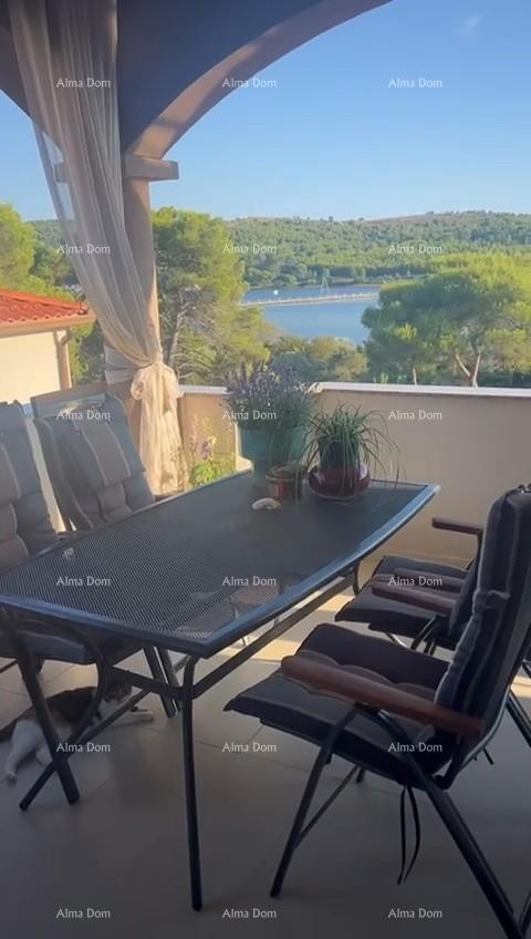 Pomer. Oblikovan stan s pogledom na morje! 1