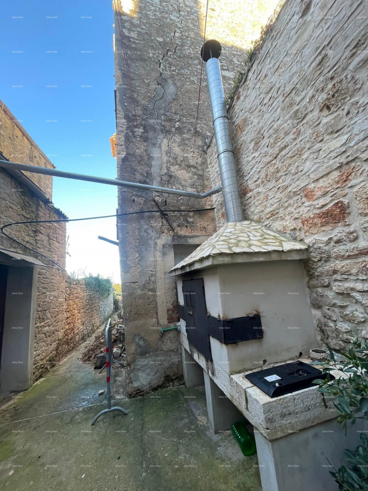 Продается каменный дом для ремонта в сердце Водняна. 2