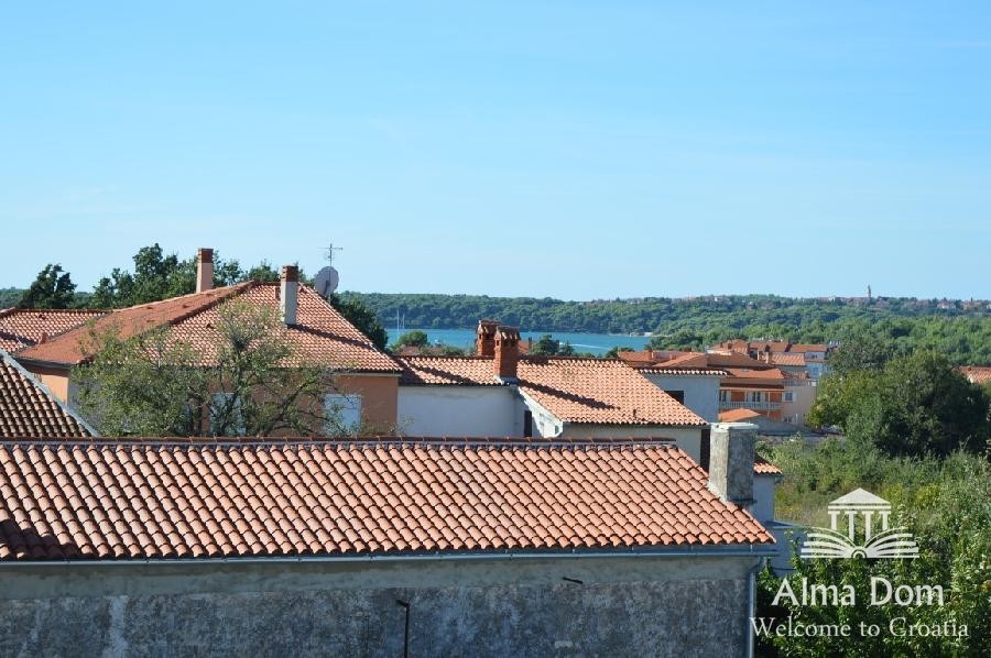 We are selling a house with five apartments in Medulin. 1