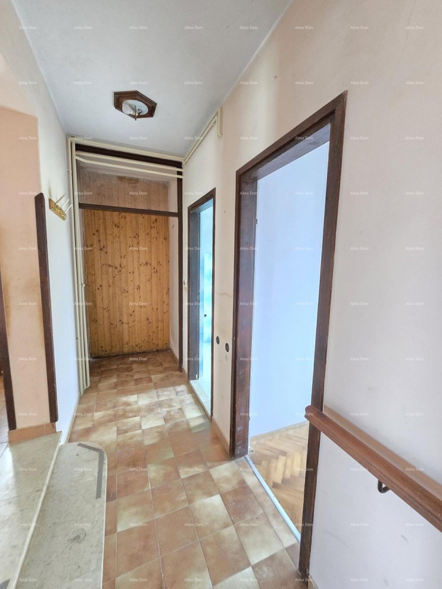 Prostrana hiša blizu Pule! Dva stanovanja - 2500 m² zemljišča! 10