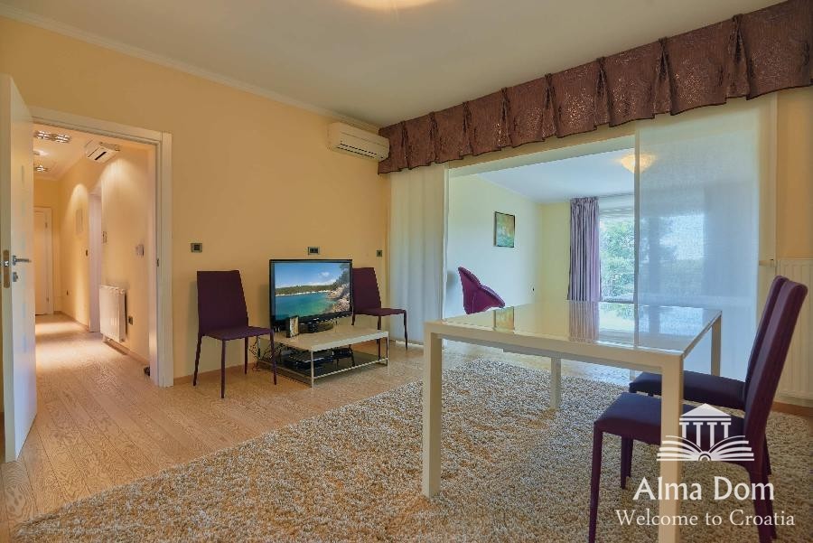 Prima filla-villa con garage e la piscina 6
