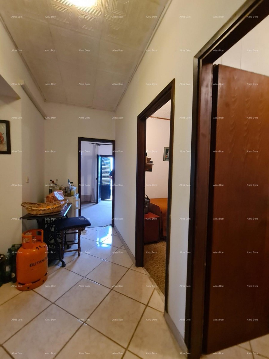 Prodamo hišo z velikim dvoriščem, Jadreški 10