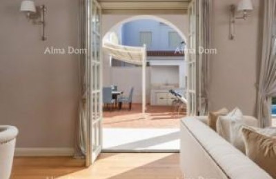 Великолепная вилла с бассейном в Вабриге.