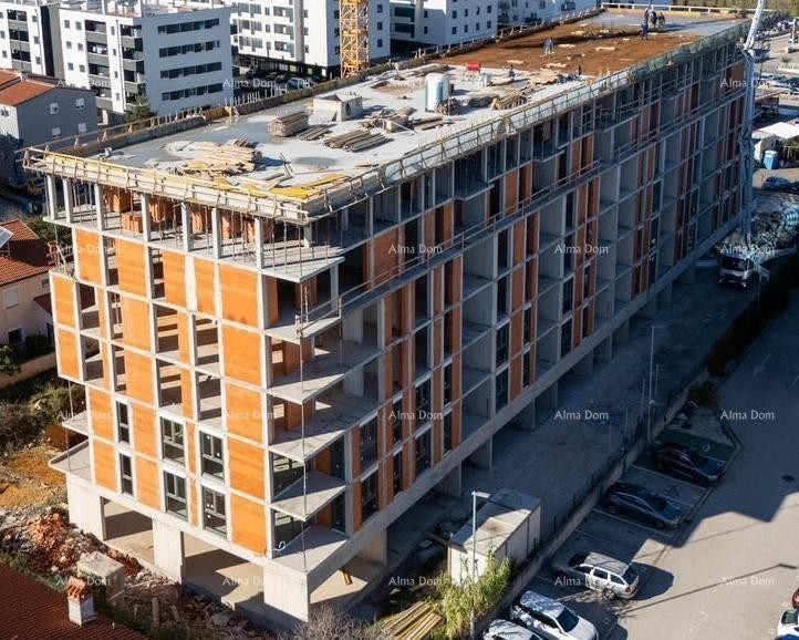Pula! Edificio residenziale moderno con ascensore, vicino al centro. Appartamento con ampio posto auto S78 12