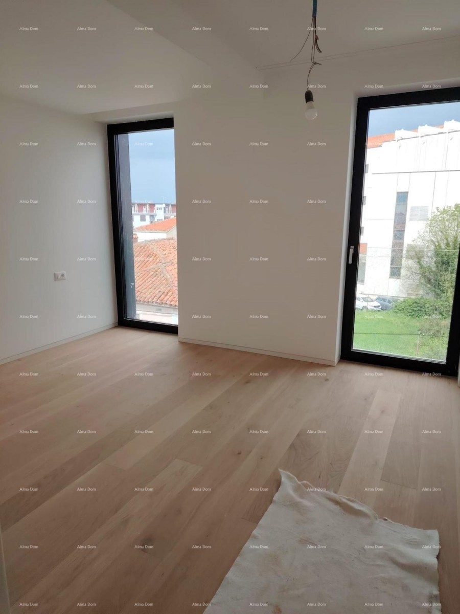 Prodaja stanova u stambeno-poslovnoj zgradi sa pogledom na more, centar Umaga! / S9a 12