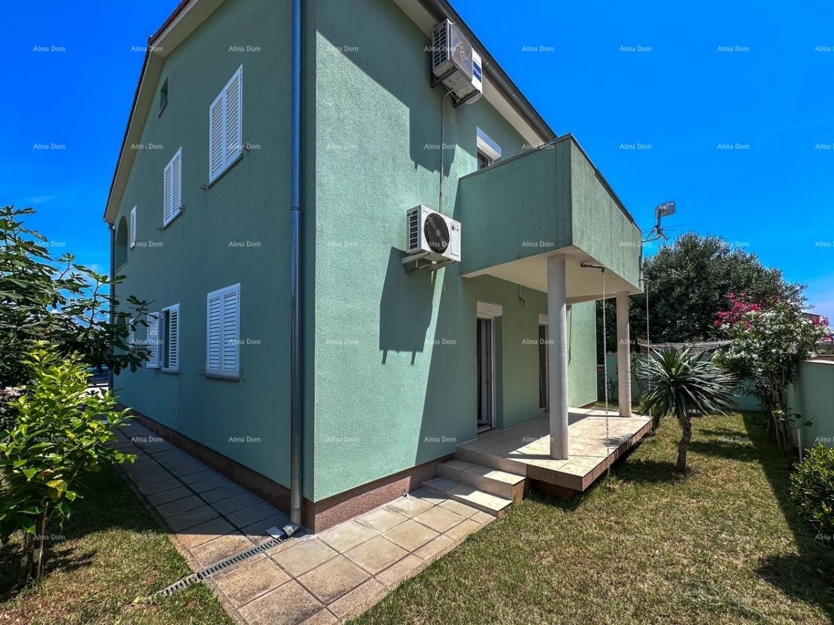 Prodajemo kuću sa dva stana u Valbandonu. 1