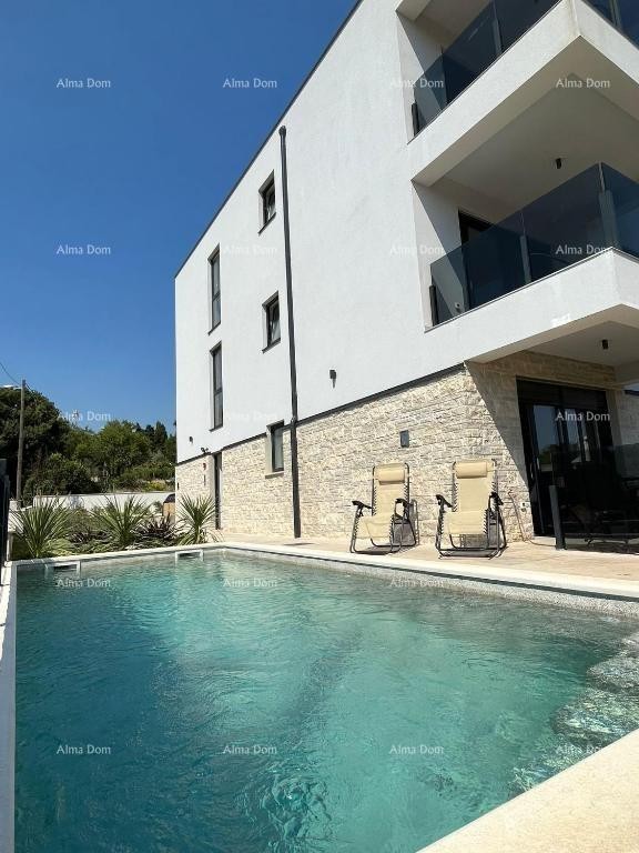 Современный дом с бассейном в Медулине 2