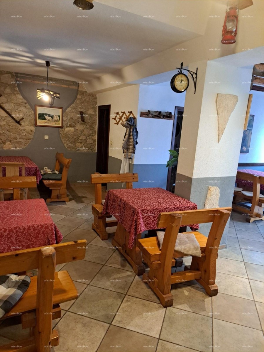 Na prodaj je hiša s kletjo, veliko teraso, dvema trisobnima stanoma in dvoriščem. Odlična priložnost za naložbo! 5