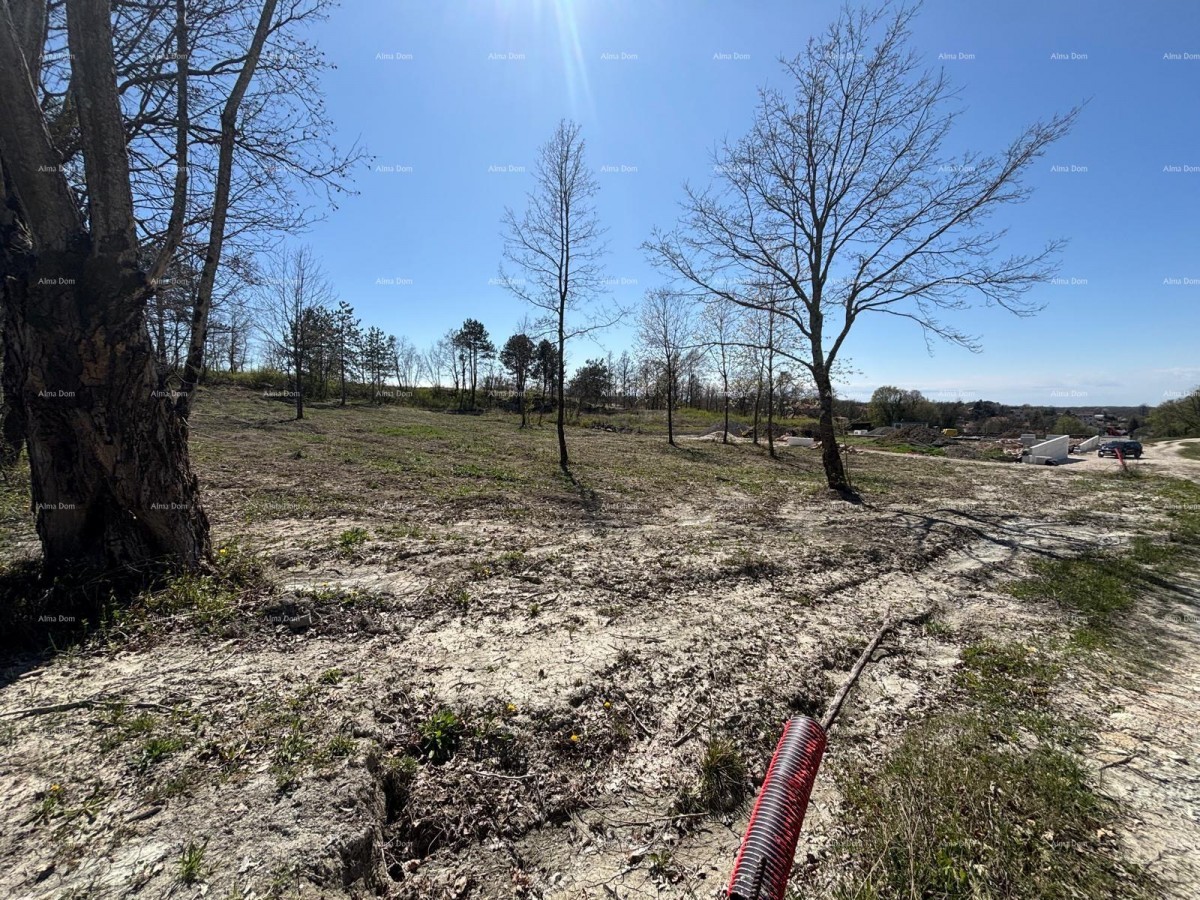 PAZIN (Istria) - building plot 1543 m2, in a green zone 3