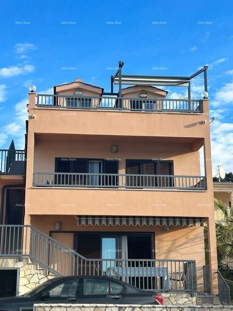 Prodaja - Prvi red do mora! Moderna, prostrana kuća s 4 zasebna stana, garažom i vezom, Rogoznica. 2