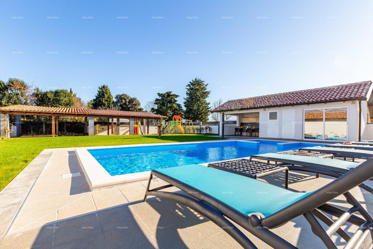 Prostrana kuća s četiri sobe u Puli, Šikići , blizu centra i mora 10