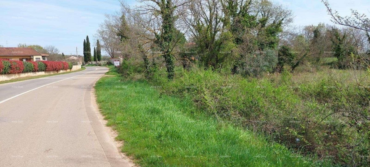 Prodaje se građevinski teren  u Krnici ravan lijepi teren , građevinsko 1097 M2. 2